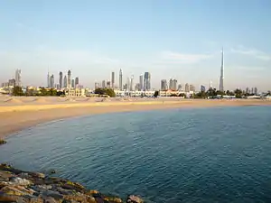 Panorámica de playa de Dubai con el Burj Khalifa