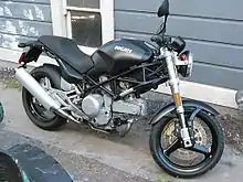 Esta Ducati Monster 620 tiene un cigüeñal transversal v2 a 90°con un cilindro horizontal y otro vertical, el horizontal adelante y el vertical arriba, para mejorar el enfriamiento.