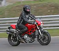 Como los modelos Ducati tienen motores grandes, tienen enfriamiento por agua y aceite como este Monster S4R S. Como la VTR250, los radiadores están al frente, pero el enfriamiento por el flujo de aire se tiene como en la Monster 620.