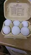 Huevos de pato en un envase de celulosa moldeada