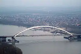 El moderno puente Pentele, inaugurado en 2007, que une Dunaújváros y Dunavecse