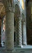 Pilares de decoración normanda de la abadía de Dunfermline. Escocia.