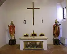 Altar lateral con estatua