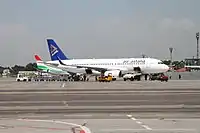 Avión de Air Astana en el aeropuerto internacional de Dushanbe