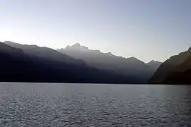 El Jervis Inlet al anochecer.