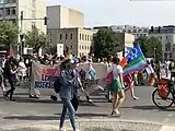 Bandera arcoíris de duplo Venus en la Dyke March de Berlín, Alemania, 2020