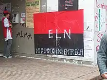 Bandera del ELN en la Universidad Nacional de Colombia. Las universidades han sido victimas del conflicto armado interno.