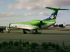 ERJ 145 de Lagunair estacionado en el aeropuerto de Valladolid.