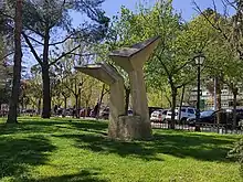 Escultura de Carlos Armiño de un bloque de hormigón divida en dos formando una especia de tridente de dos picos