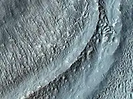 Primer plano de la zona del recuadro de la imagen anterior. Esto puede ser llamado por algunos la morrena terminal de un glaciar. Para la escala, el recuadro muestra el tamaño aproximado de un campo de fútbol. Imagen tomada con HiRISE bajo el programa HiWish. La ubicación es el cuadrilátero de Hellas.