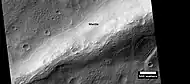 Señales de materiales moviendo abajo el lado de un ridge, cuando visto por HiRISE, bajo el HiWish programa.