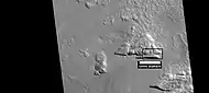 Variación del terreno festoneado en depresiones con paredes del sur rectas (imagen HiRISE). El rectángulo indica la parte ampliada en las imágenes siguientes.