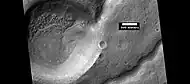 Cráter y uno de los muchos canales cercanos, vistos por HiRISE bajo el programa HiWish. La imagen es de Icaria Planum.