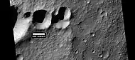 Grupo de cráteres que pueden haber impactado la superficie al mismo tiempo como consecuencia de la ruptura de un asteroide. Si los cráteres se formaron en diferentes momentos, habrían borrado partes de los vecinos. Imagen ubicada en Terra Cimmeria