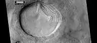 Detalle de las líneas de inmersión dentro de un cráter. Imágenes por HiRISE en su programa HiWish
