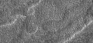 Detalle de un terreno festoneado (imagen HiRISE). La superficie está dividida en polígonos; que son formas comunes donde el suelo se congela y se deshiela.
