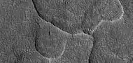 Superficie dividida en polígonos (imagen HiRISE).