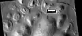 Capas expuestas en la base de un grupo de cerros en Mangala Valles en el cuadrángulo de Memnonia, visto por HiRISE bajo el programa HiWish. Las flechas apuntan a cantos rodados sentados en hoyos. Los pozos pueden haberse formado por los vientos, el calor de las rocas que derriten el hielo molido o algún otro proceso.