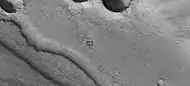 Primer plano del canal dentro del canal mayor, como lo observaría HiRISE en su programa HiWish. El cuadro negro representa el tamaño de un campo de fútbol. Algunas partes de la superficie serían difíciles de caminar por las muchas colinas pequeñas y depresiones súbitas