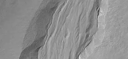 Primer plano de barrancos que muestran múltiples canales, como los ve HiRISE en el programa HiWish Nota: esta es una ampliación de una imagen anterior.