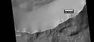 Capas de manto expuestas encima brocal de cráter, cuando visto por HiRISE bajo HiWish Manto  de programa es un hielo -material rico que cayó del cielo cuándo el clima experimentó cambios importantes.