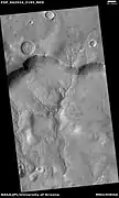 Sistema de canales que viaja a través de parte de un cráter, como lo ve HiRISE en el programa HiWish
