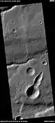Cráter apuntado, cuando visto por HiRISE bajo HiWish el programa que  Impacta el objeto puede haber golpeado en un ángulo bajo.
