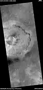 Cráter de pedestal, visto por HiRISE bajo el programa HiWish. Las líneas oscuras son huellas de polvo .