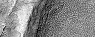 Polígonos de centro alto. La imagen es de la parte superior de un derrubio frontal en Deuteronilus Mensae. Imagen por HiRISE y su programa HiWish