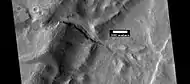 Canal que atraviesa el borde de un cráter, imagen por HiRISE en su programa HiWish