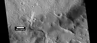 Uno de los canales que ha atravesado el borde de un cráter, como lo observó HiRISE en su programa HiWish