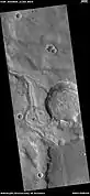 Vista amplia de canales, cráteres de impacto y acantilados en Marte