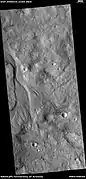 Vista amplia de canales, cráteres de impacto y acantilados en Marte