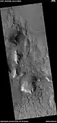 Amplia vista del suelo fracturado. Se forman grietas en la superficie marciana y luego se convierten en grandes fracturas.