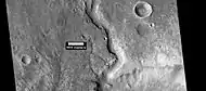 Vista detallada de un canal, cráteres de impacto y un acantilado en Marte
