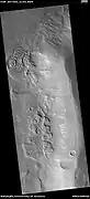 Detalle de derrumbes, imágen tomada por la cámara HiRISE bajo el programa HiWish