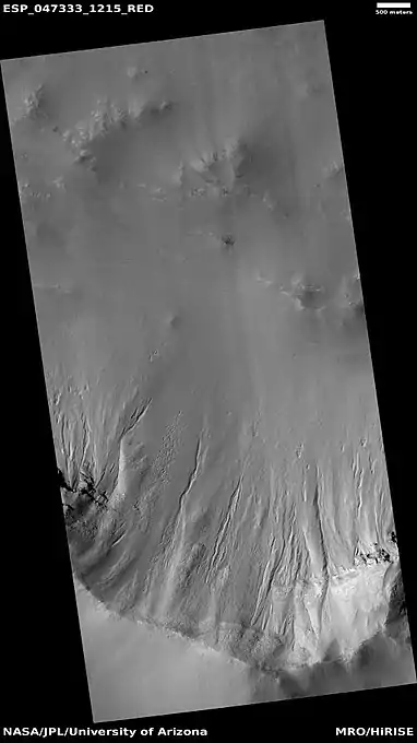Vista ancha de cauces en Ross Cráter, cuando visto por HiRISE bajo HiWish programa