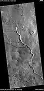 Vista amplia de un canal sobre las planicies de Ismenius Lacus