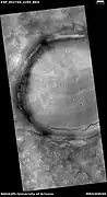 Cráter con ranuras en su suelo, secuencia de fotos por HiRISE y su programa HiWish