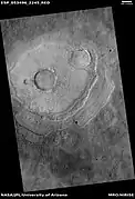 cráter del pedestal, visto por HiRISE bajo el programa HiWish. Se están formando vieiras en el borde inferior del pedestal.