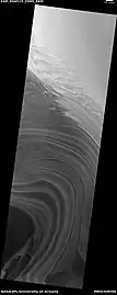 Capas expuestas en la capa de hielo del norte, como las ve HiRISE bajo el programa HiWish