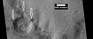 Cráter con canales, cuando vistos por HiRISE bajo HiWish canales  de espectáculo de Flechas de programa que agua llevada a y fuera de cráter.