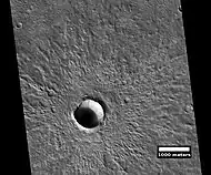 Cráter fresco, joven que aún no se han erosionado porque son fácilmente visibles el borde y el material de eyección