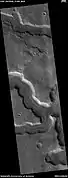 Ejemplo de un terreno agitado, capturado por HiRISE bajo su programa HiWish. El terreno agitado contiene muchos valles anchos de pisos planos.