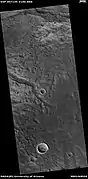 Estos canales están en la eyección de un cráter; por lo tanto, pueden haberse formado a partir de eyecciones cálidas que derriten hielo molido