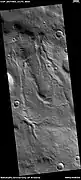 Estos canales están en la eyección de un cráter; por lo tanto, pueden haberse formado a partir de eyecciones cálidas que derriten hielo molido