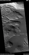Vista ampliada de cráteres exhumados, imagen por HiRISE bajo el programa HiWish