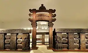 Puerta este y barandas de la estupa de Bharhut. Barandillas esculpidas: 115 a.C., toranas: 75 a.C.