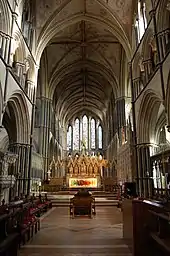 Vista del coro en Worcester muestra tanto el edificio como sus accesorios. Como en Salisbury, las columnas son detalladas con columnas Purbeck. El lado este tiene un grupo de cinco ventanas lancetadas, escalonadas para entrar en el arco de la bóveda, que se encuentra ricamente decorado con pintura. Los pisos son negros de losetas terracota. Detrás del altar, con su con su decorado moderno de colores brillantes, se encuentra un retablo del siglo XIX, diseñado para armonizar con las ventanas.