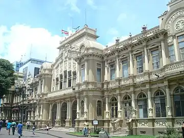 Edificio de Correos y Telégrafos de Costa Rica. Lluis Llach, 1917. De estilo neoclásico europeo, también se le calificado con cierto estilo churrigueresco.